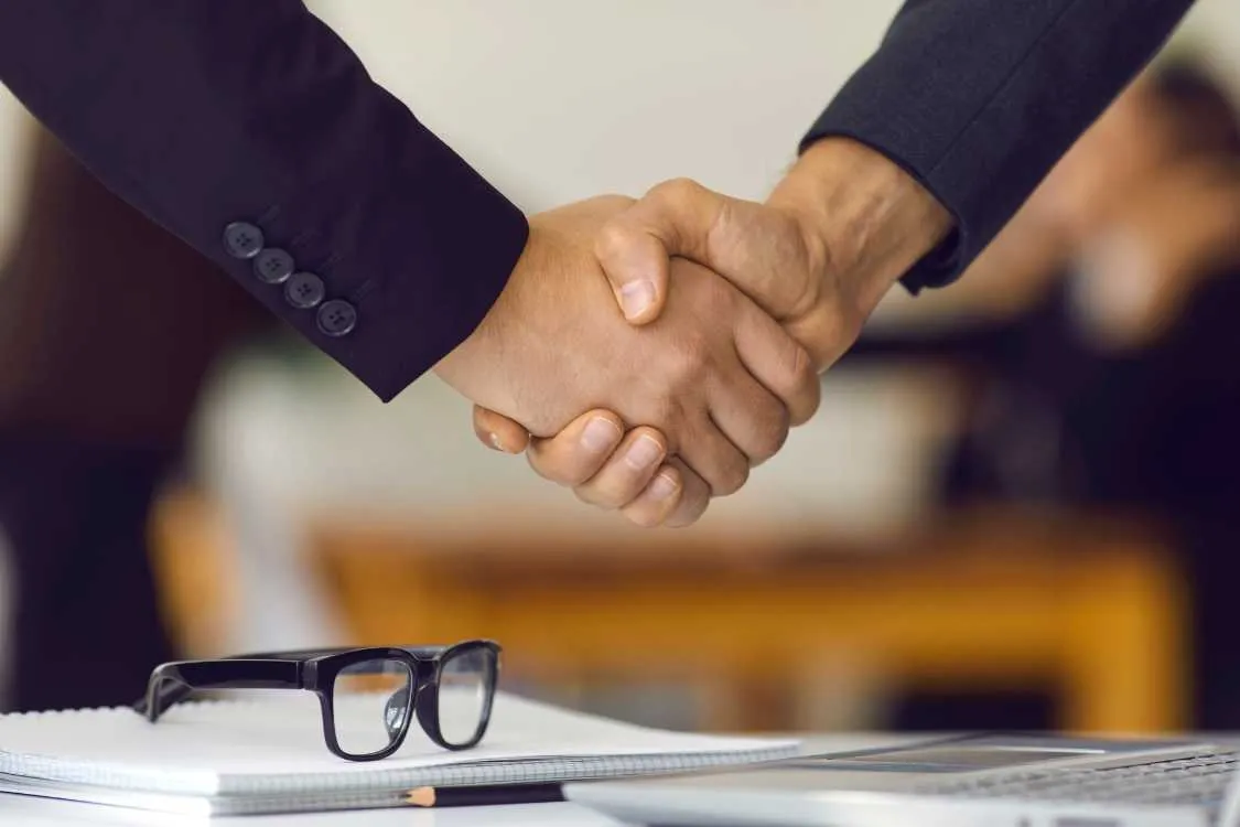 Que veut dire associé dans une entreprise ?